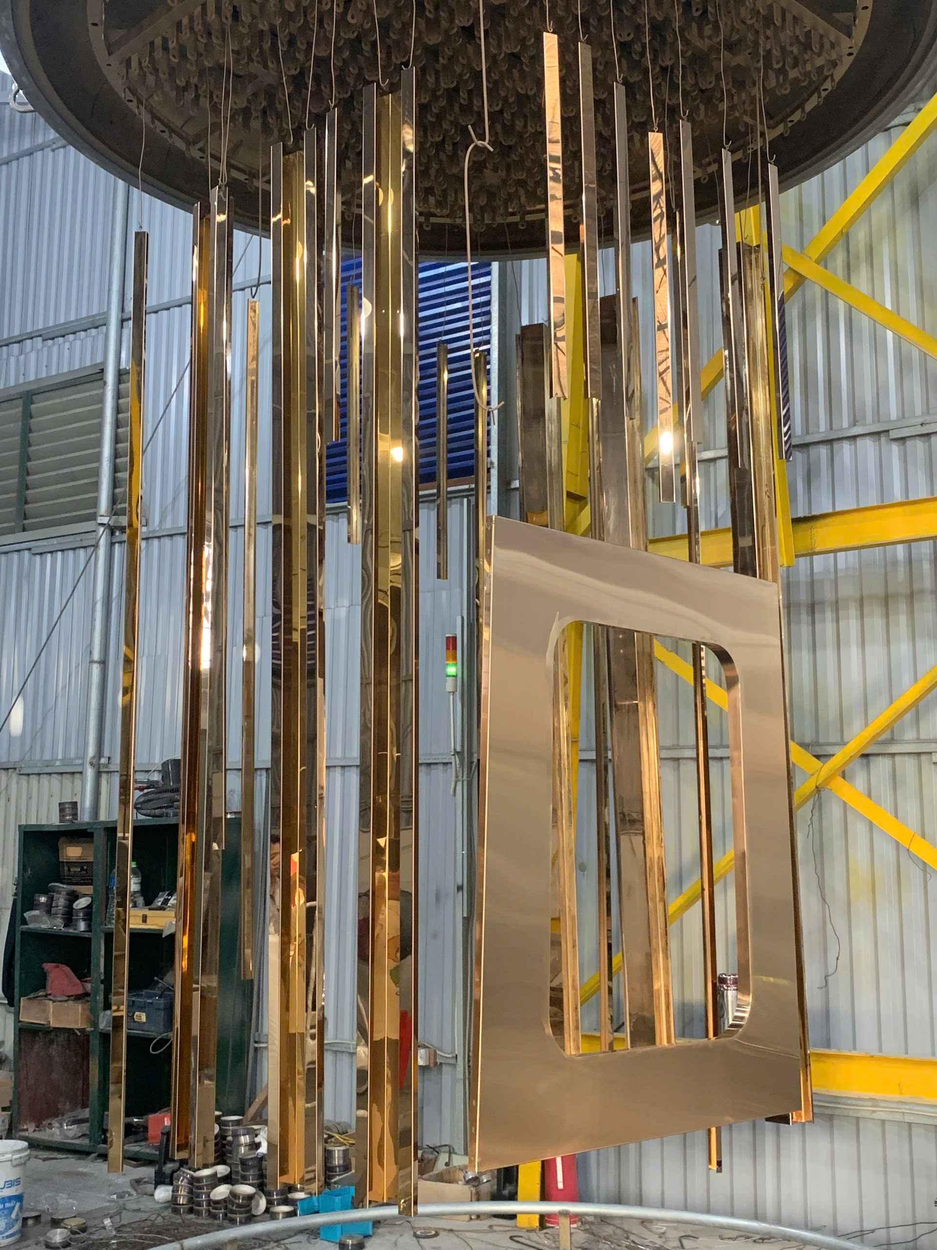 Ứng dụng thực tế: Nẹp U inox mạ vàng