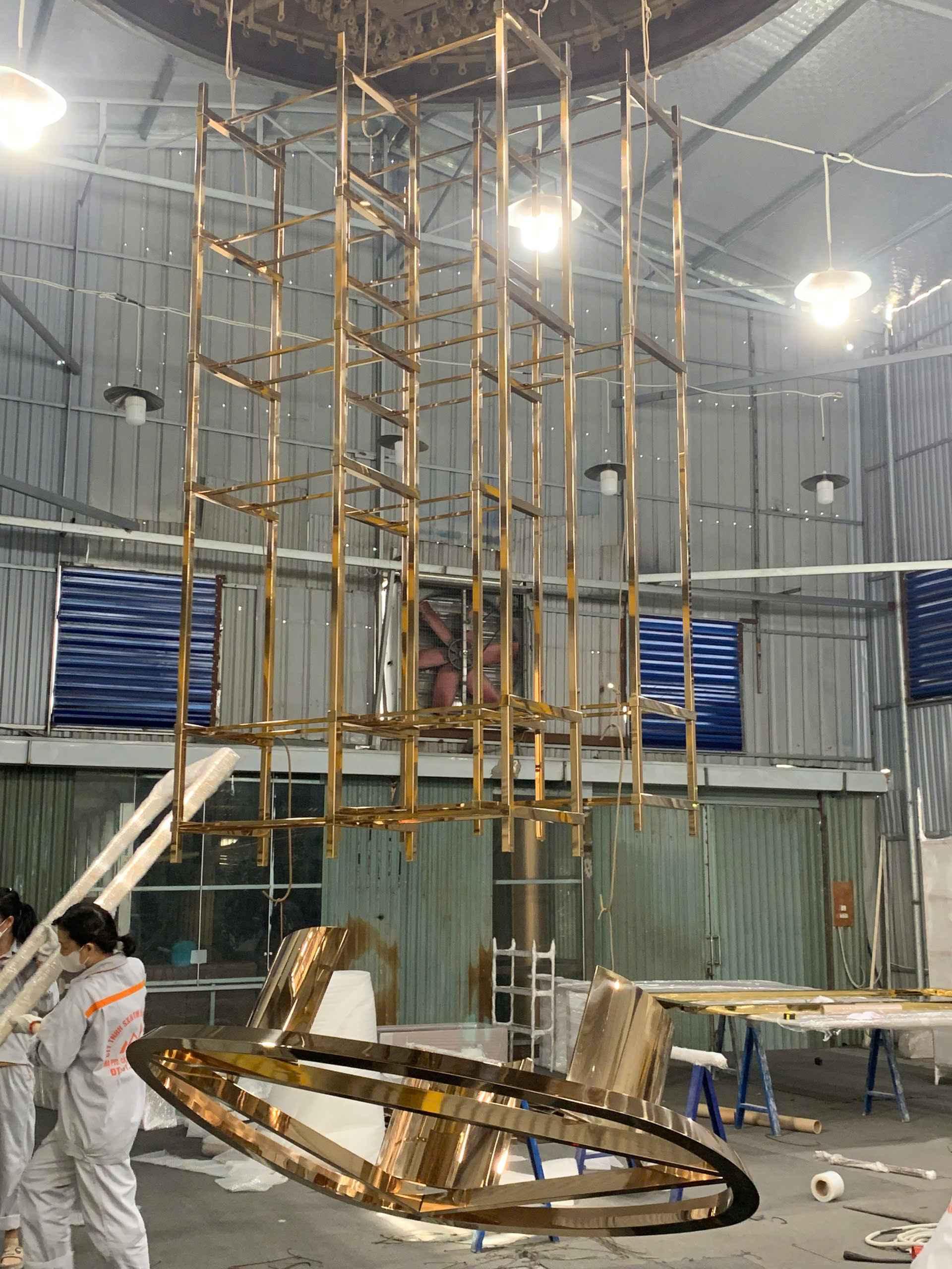 Top 5 mẫu kệ inox mạ vàng đẹp mê ly khiến bạn muốn sở hữu ngay 2 Top 5 mẫu kệ inox mạ vàng đẹp mê ly